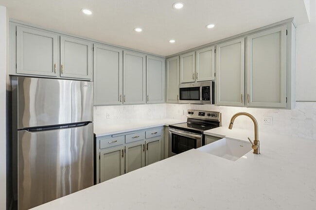 Building Photo - 270 Dahlia Ave