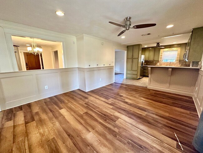 Building Photo - 5719 Fairview Dr