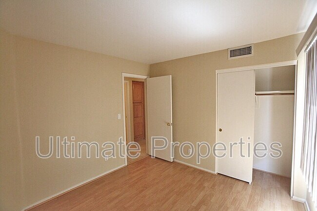 Building Photo - 1414 W Villa Maria Dr