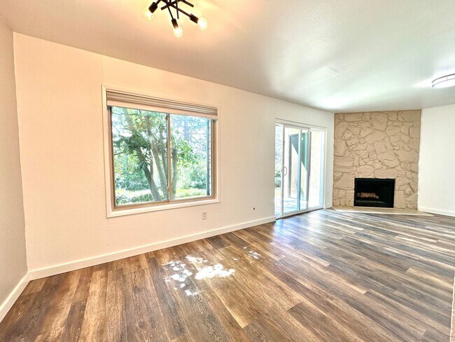 Building Photo - 2Bd/1Ba Kirkland Condo