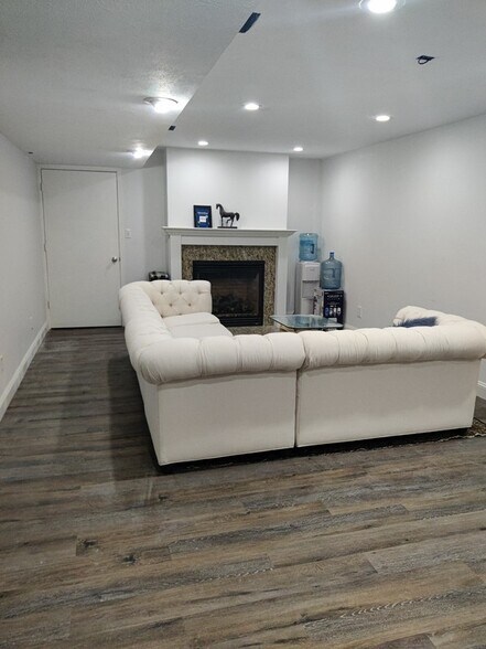 Building Photo - 584 Pugsley St