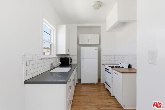 Building Photo - 1603 1/2 N Harvard Blvd