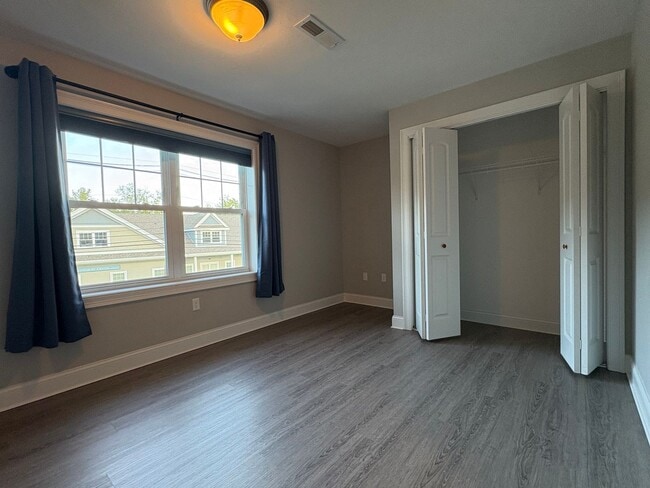 Building Photo - Bright, Spacious 2 bedroom condo in prime ...