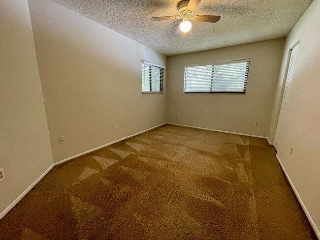 Building Photo - 2 BEDROOM 2 BEDROOM IN RAINTREE
