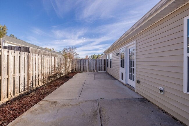 Building Photo - 304 York Ln