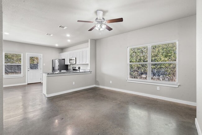 Building Photo - Amazing in Alvarado