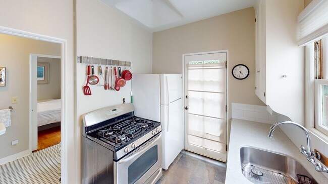 Building Photo - Furnished One Bedroom Available at Granada Court!