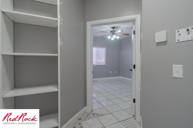 Building Photo - Ground-Level 2 Bedroom Condo. Pet Friendly!