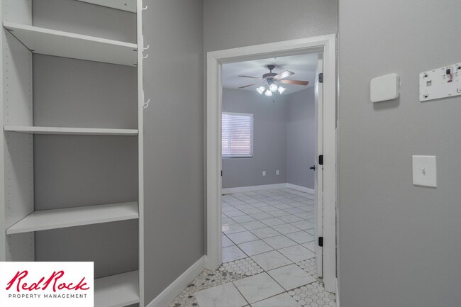 Building Photo - Lovely 2 Bedroom Condo. Pet Friendly!