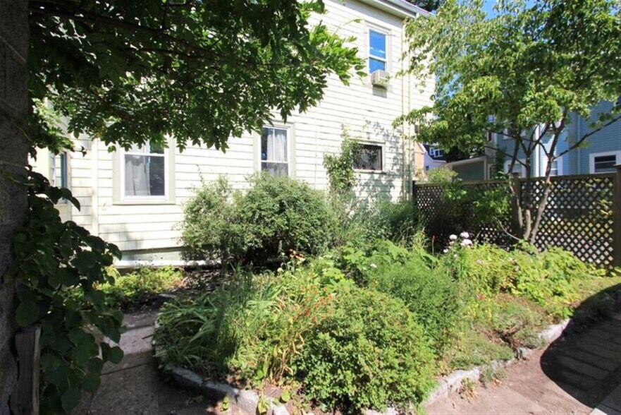 Building Photo - 12 Saginaw Ave