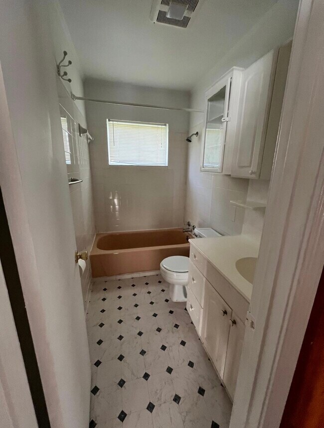 Building Photo - 1031 Oakland Dr