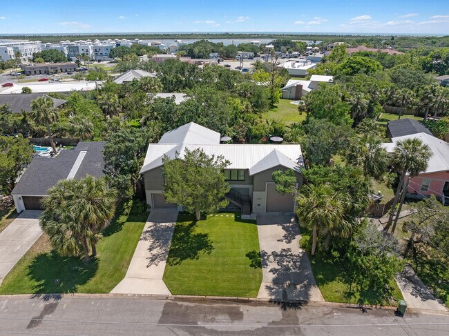 Building Photo - 430 Arricola Ave