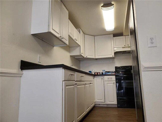 Building Photo - 302 Carmen Ct