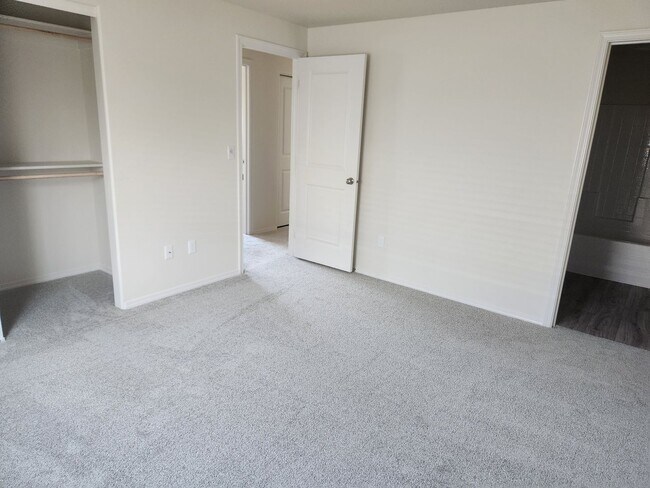 Building Photo - Beautiful brand new 3 bed 2 bath home in the Shadow Glenn Subdivision, just off Linden and Middle...
