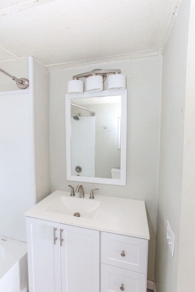 Building Photo - 701 E 14th St