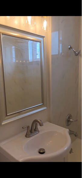 Building Photo - 1435 E Maple St