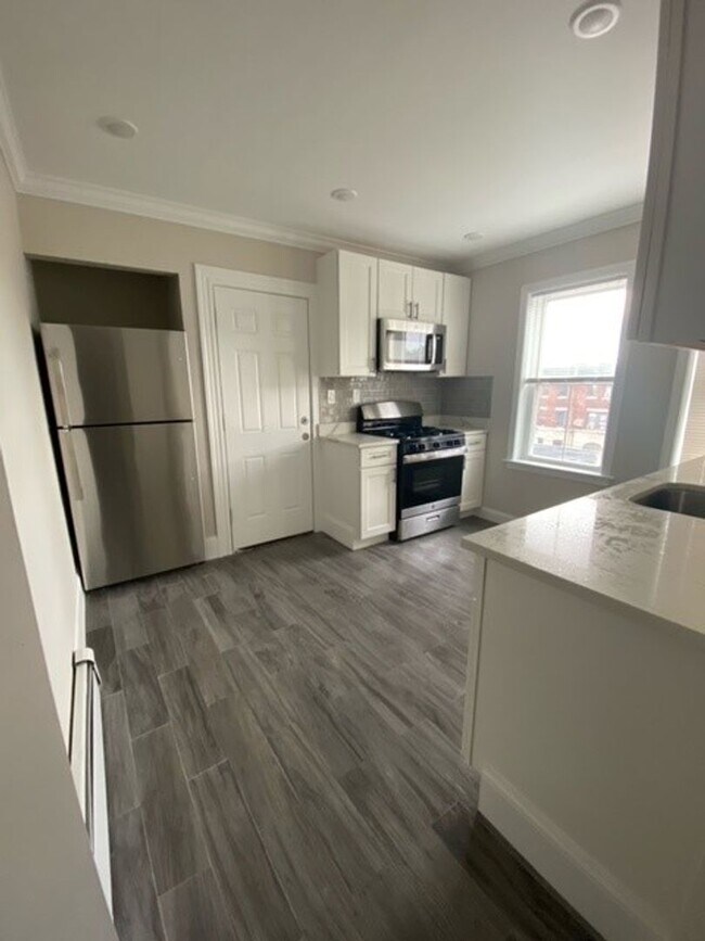 Building Photo - Renovated 4 bedroom unit with easy access!