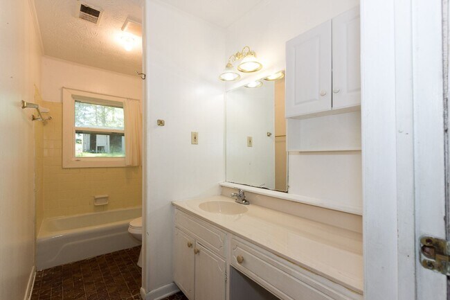 Building Photo - COMING SOON - 3 Bedroom 2 Bathroom Open Floorplan