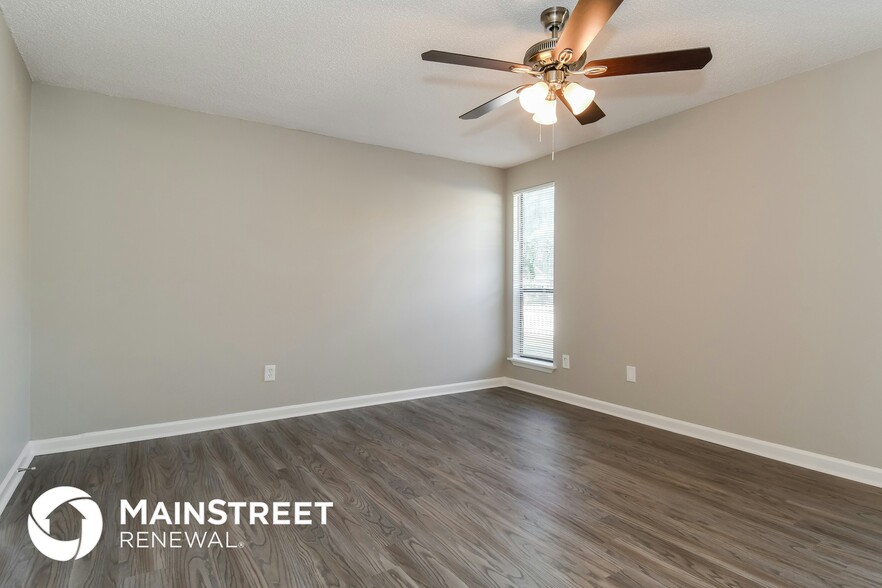 Building Photo - 11665 Summer Tree Rd N