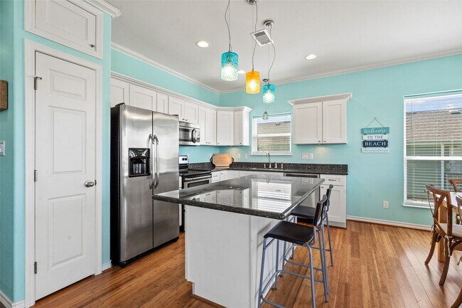 Building Photo - 3923 Reeves Dr