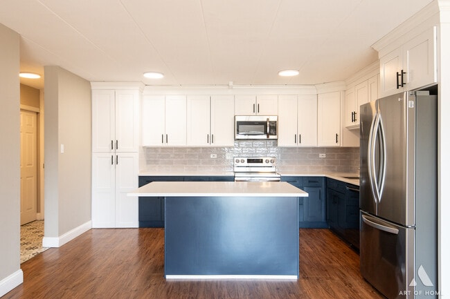 Building Photo - 18 E Old Willow Rd