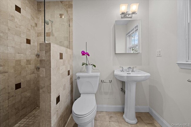 Building Photo - 73 Ewart St