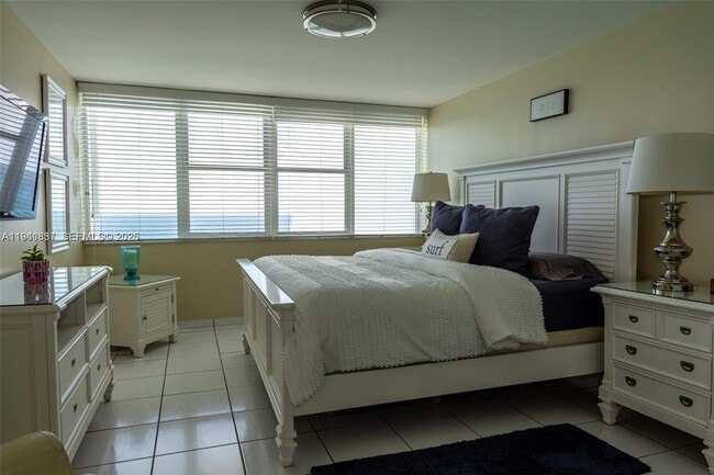 Building Photo - 3140 S Ocean Dr