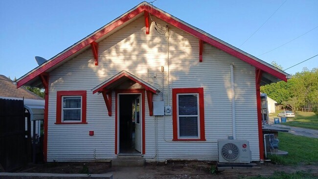 Building Photo - 1105 5th St