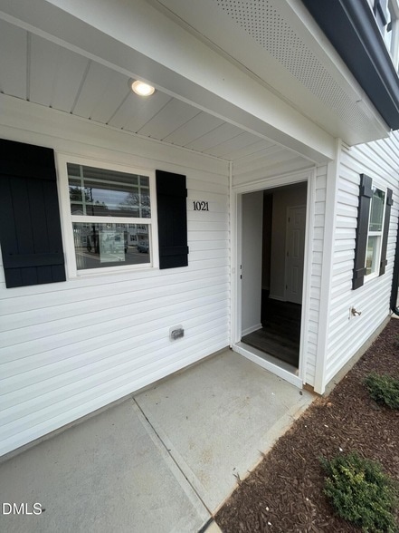 Building Photo - 1021 Peony Ln