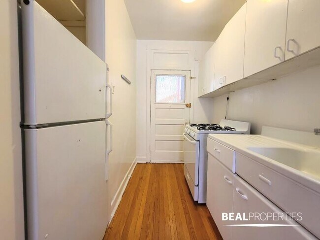 Building Photo - 1 bedroom in CHICAGO IL 60657
