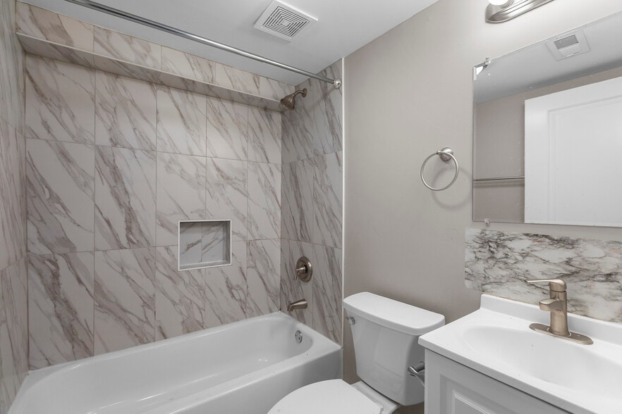 Building Photo - 5731 N Washtenaw Ave