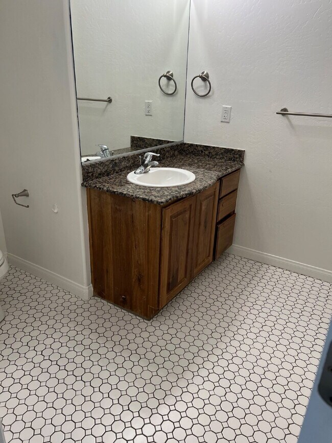 Building Photo - "Spacious 5-Bedroom Oasis with 3 Full Baths in Beautiful St. George – 2,998 Sq. Ft. of Comfort!"