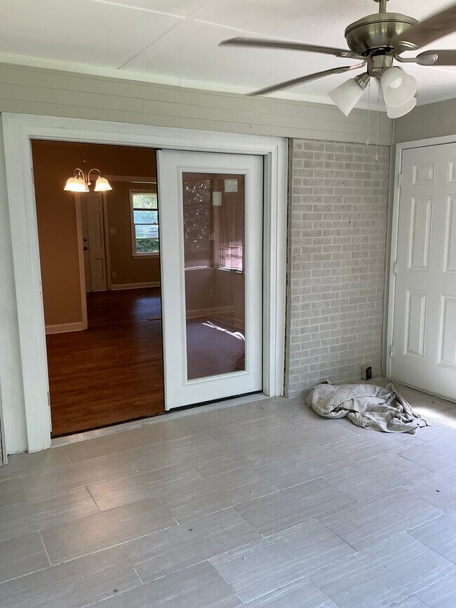 Building Photo - **COMING SOON! Beautiful Remodel In Progre...