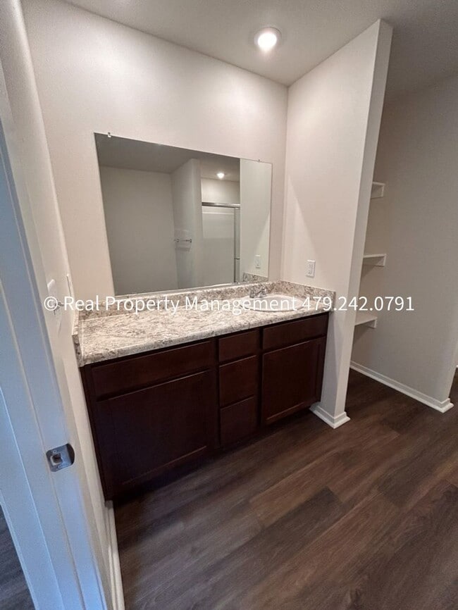 Building Photo - 10640 Cedar Wy