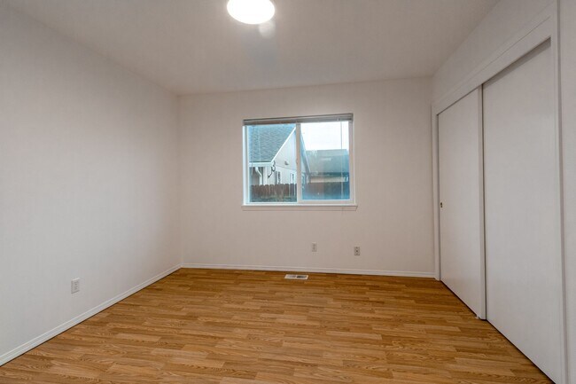 Building Photo - Beautiful 3 Bed 2.5  one level Townhome wi...