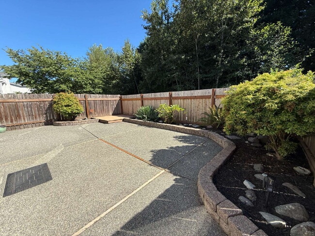 Building Photo - AMAZING Home in Quiet Community Available ...