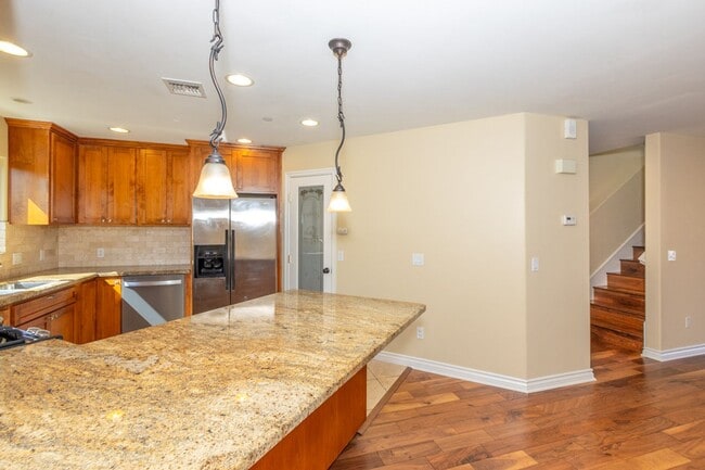 Building Photo - Beautiful 3 br/3.5ba Townhome in Pacific Beach Just Blocks to Crown Point Shores!