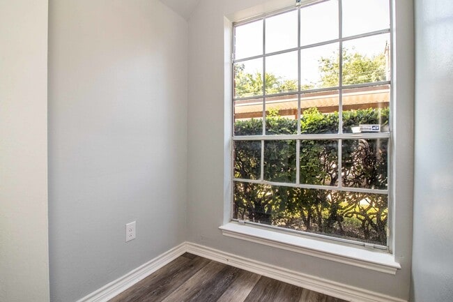 Building Photo - COMING SOON! Recently Renovated 1-Bedroom ...