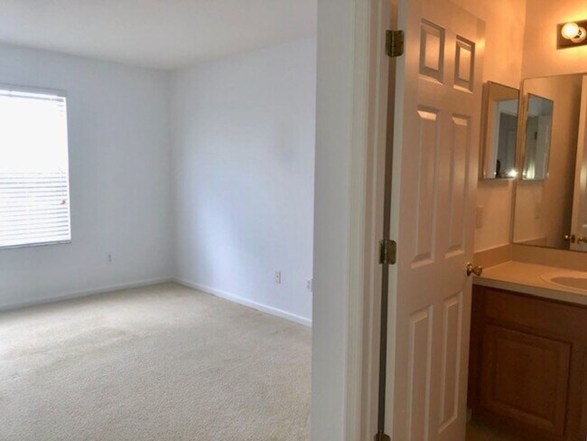 Building Photo - Remodeled Kitchen!! Wonderful Avalon Park-...