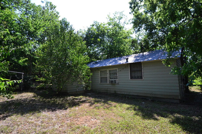 Building Photo - Funky East Side 2 Bedroom