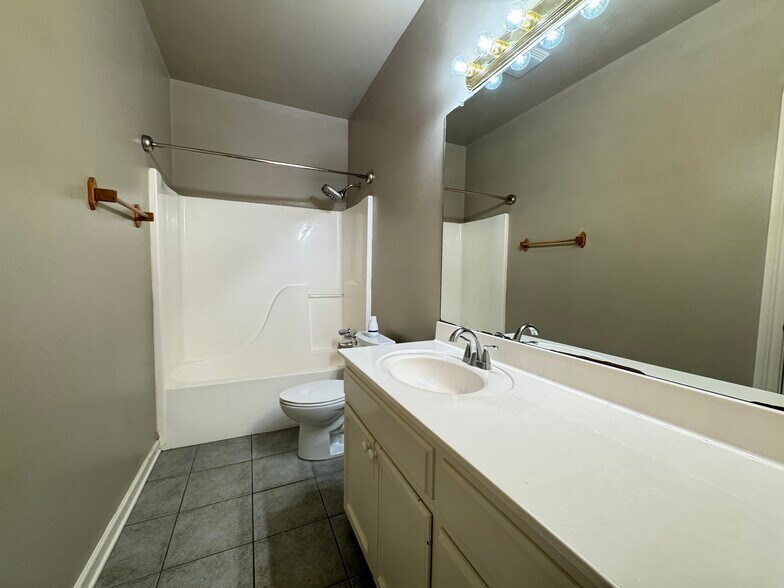 Building Photo - 5578 Arialo Dr