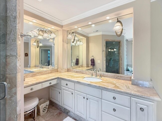 Building Photo - 1526 Hillview Dr