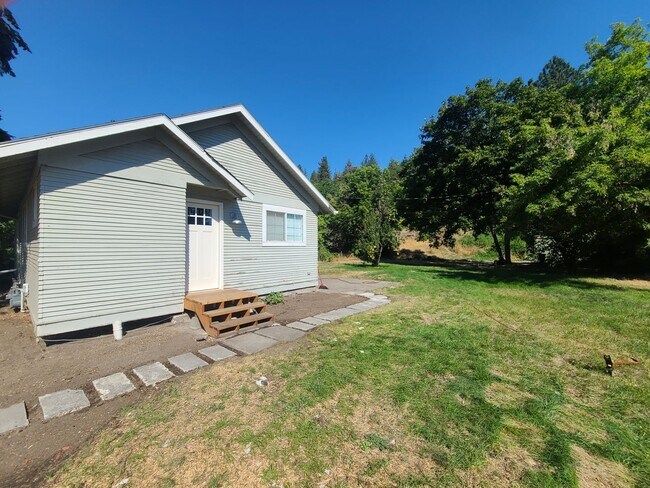 Building Photo - $1,650 - 2 Bed / 1 Bath Spacious House in Latah Valley Neighborhood