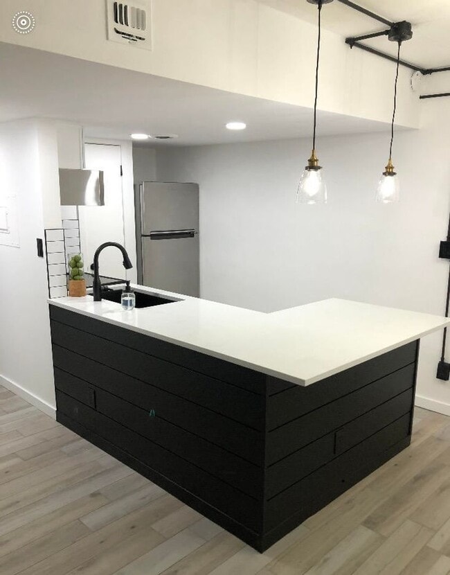 Building Photo - Option with 1 Month Free rent! 1 Bedroom with UTILITIES included!