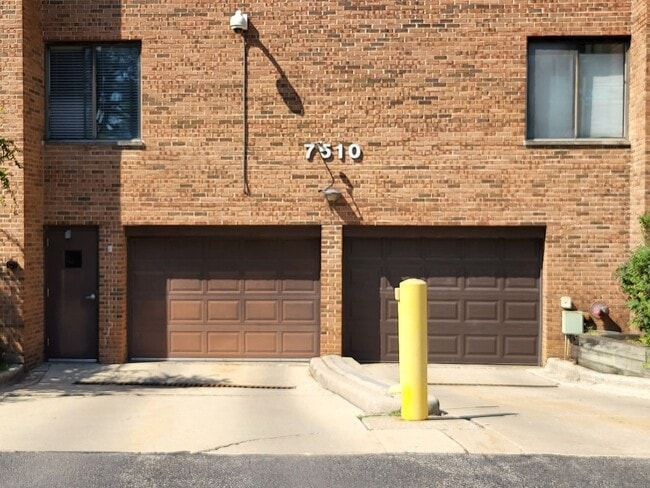 Building Photo - 7510 Farmingdale Dr