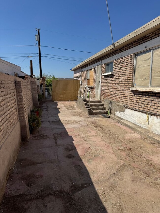 Building Photo - Centrally Located 1 Bedroom Studio Style R...
