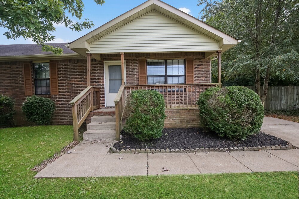 Building Photo - 2621 Deerpath Dr