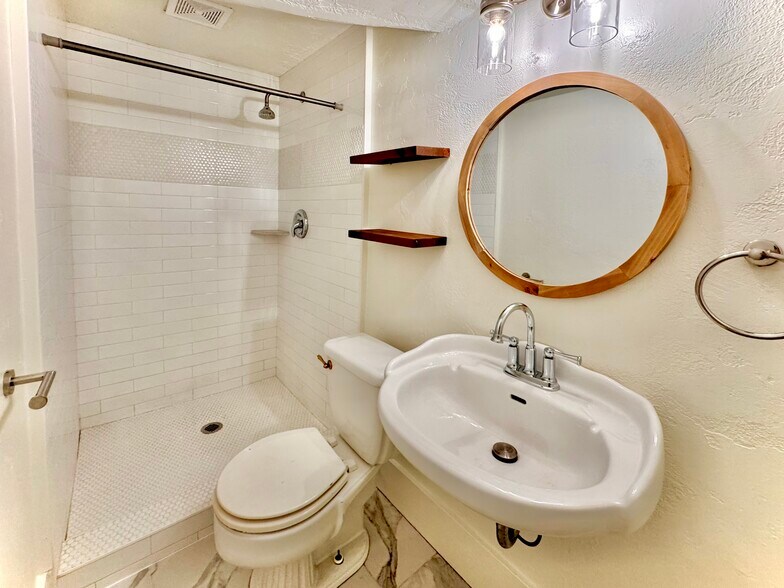 Building Photo - 76 W 200 S