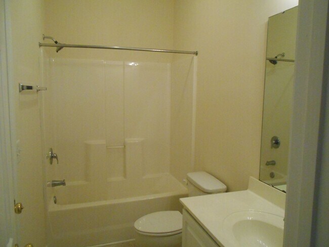 Building Photo - 3 bedroom, 2 bath condo in Carolina Willows