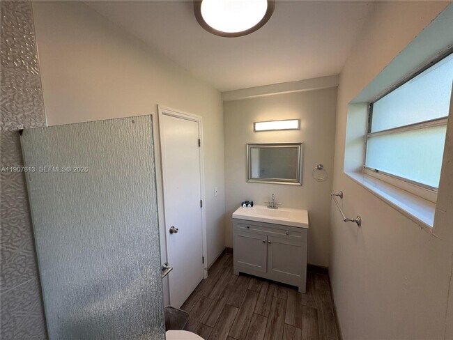 Building Photo - 10002 E Bay Harbor Dr